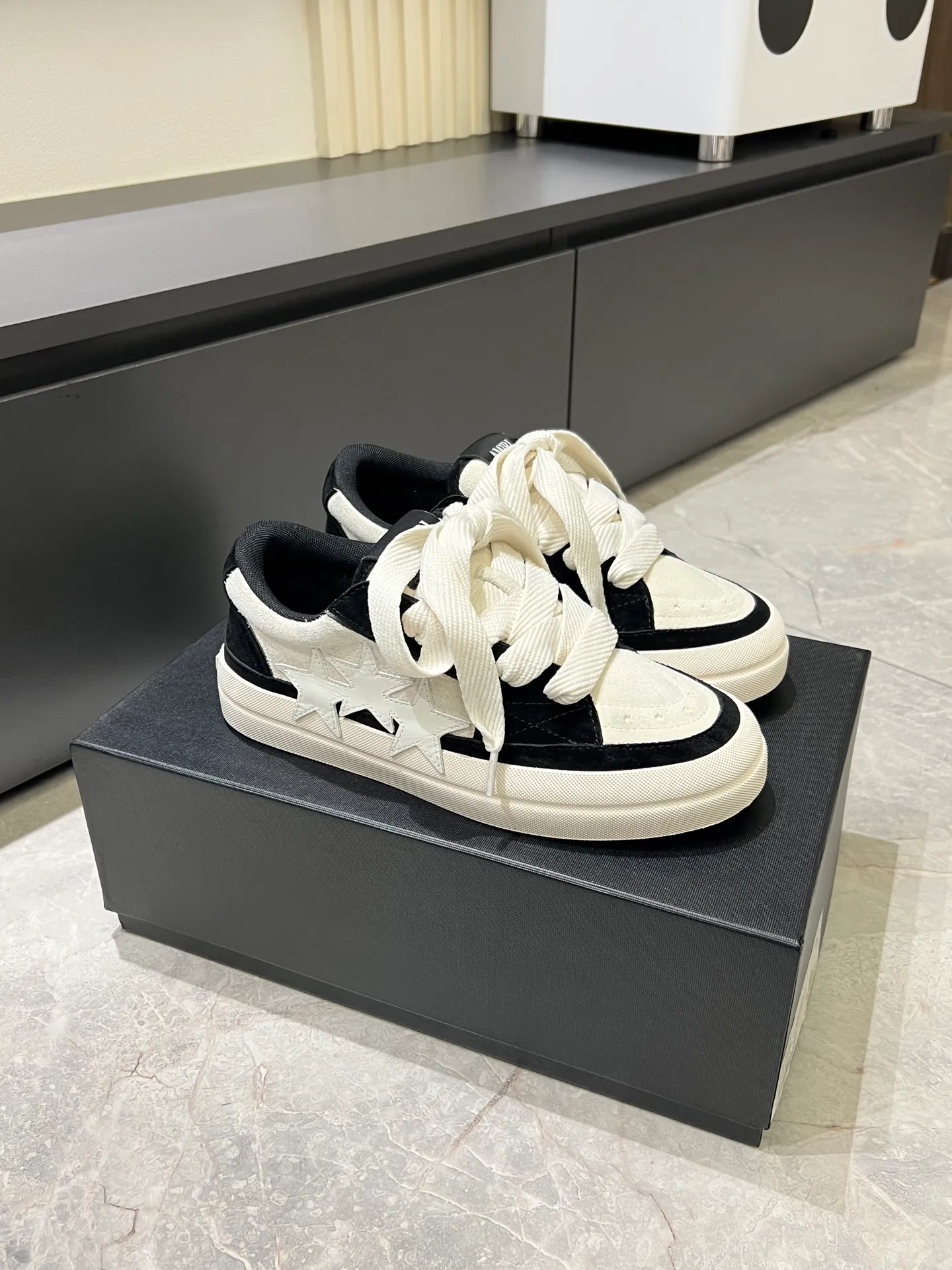 Men's shoes 💰p560 "AMIR*" new men's low-top casual sports sneakers bone shoes, another pair of irresistible bone shoes. Bone shoes are one of AMIRI's most popular items. Made of first-layer cowhide upper. The side bones are made of two cowhide laminations. It has a three-dimensional effect. The leather incisions are all oil-edged. Contrast color design. Simple style. Fashionable sports. Customized metal LOGO nameplate embellished with laces. Exclusive top-quality version. Supports contrast. Breathable mesh lining. The original rubber outsole is a must-have item for daily leisure. It is suitable for various occasions. If you pursue high quality, check it out. It is super cool on the feet and comes with a full set of original packaging! Size: 39-45!